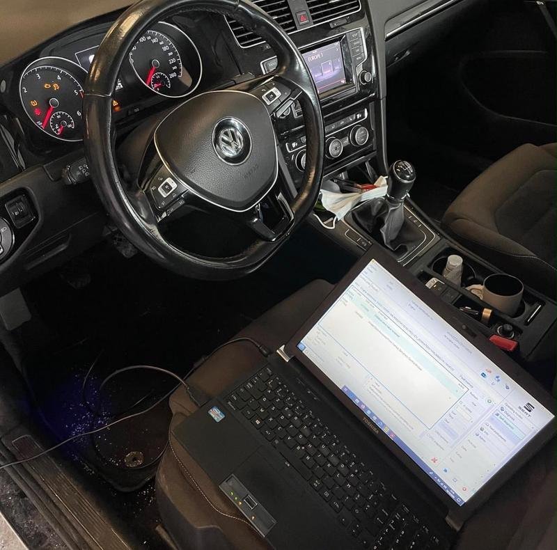 Tableau de bord Volkswagen Golf avec voyants allumés pendant un diagnostic clé/immobiliseur