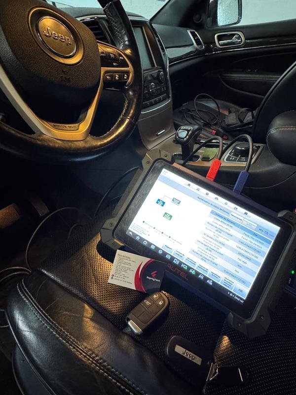Clés auto usées, l'une maintenue par du ruban adhésif, à côté d'un boîtier BMW EWS