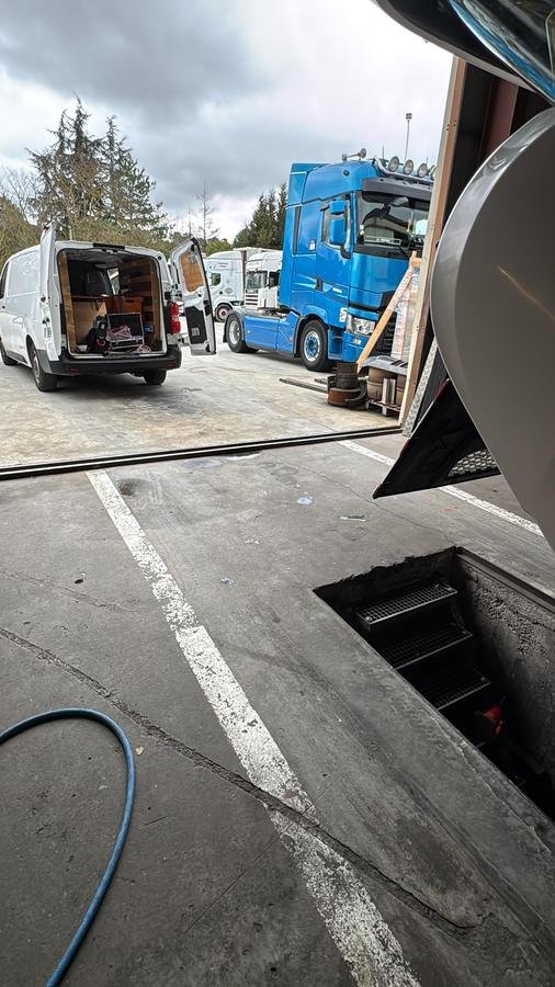 Atelier ReprogTech avec véhicule d'intervention et tracteur routier